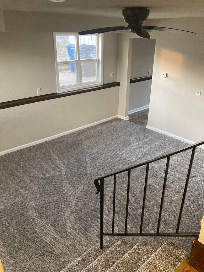 Building Photo - Newly updated 3 Bedroom 1 Bathroom Townhouse