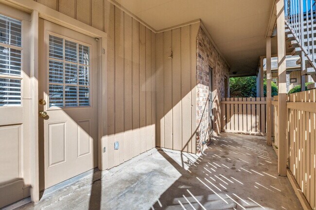 Building Photo - Highly Sought-After Royale Orleans South Condo