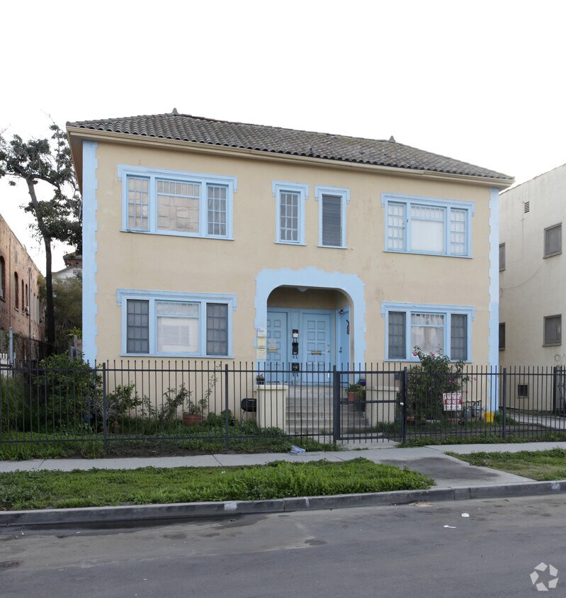 118120 1/2 S Westmoreland Ave, Los Angeles, CA 90004 Apartments in
