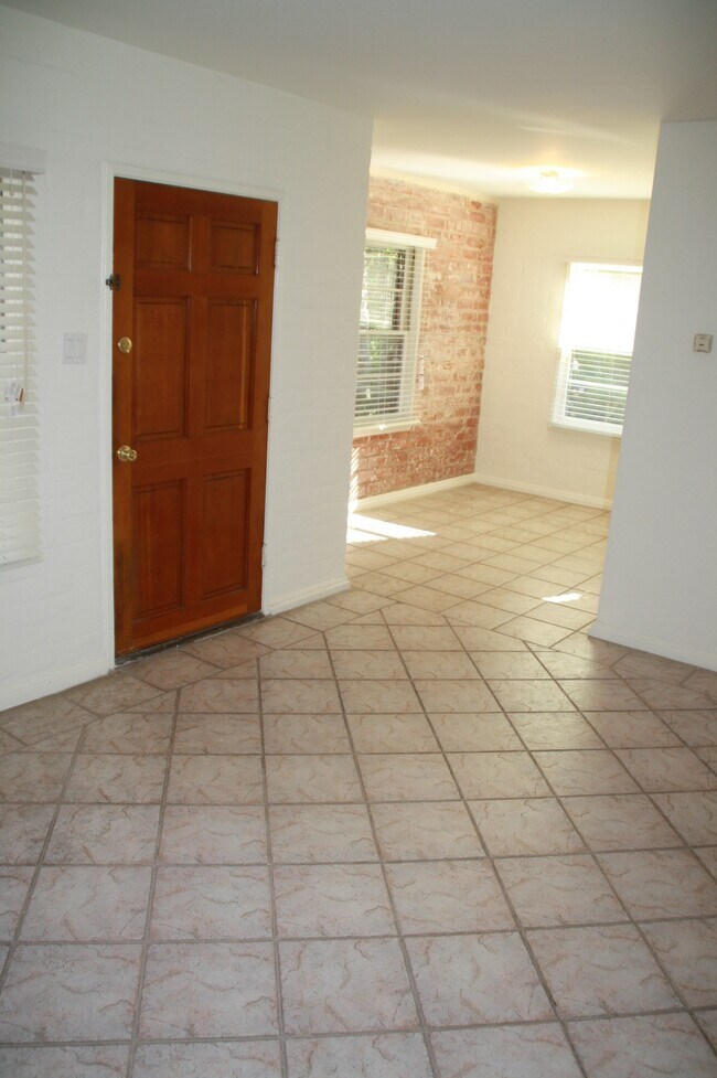 Building Photo - 2023 Cloverfield Blvd