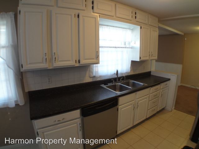 Building Photo - 4510 S Elizabeth Ave