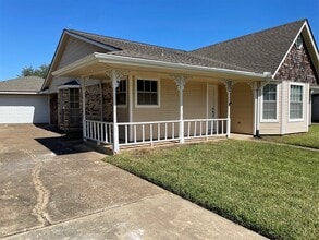 Building Photo - 302 Yorkshire Ct