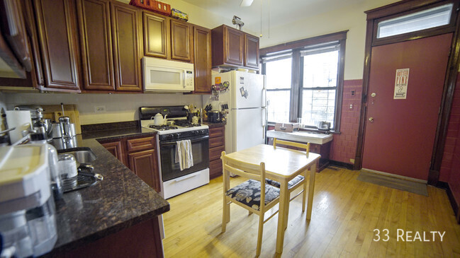 Primary Photo - Great 2 bed 1 bath apartment with deck in ...