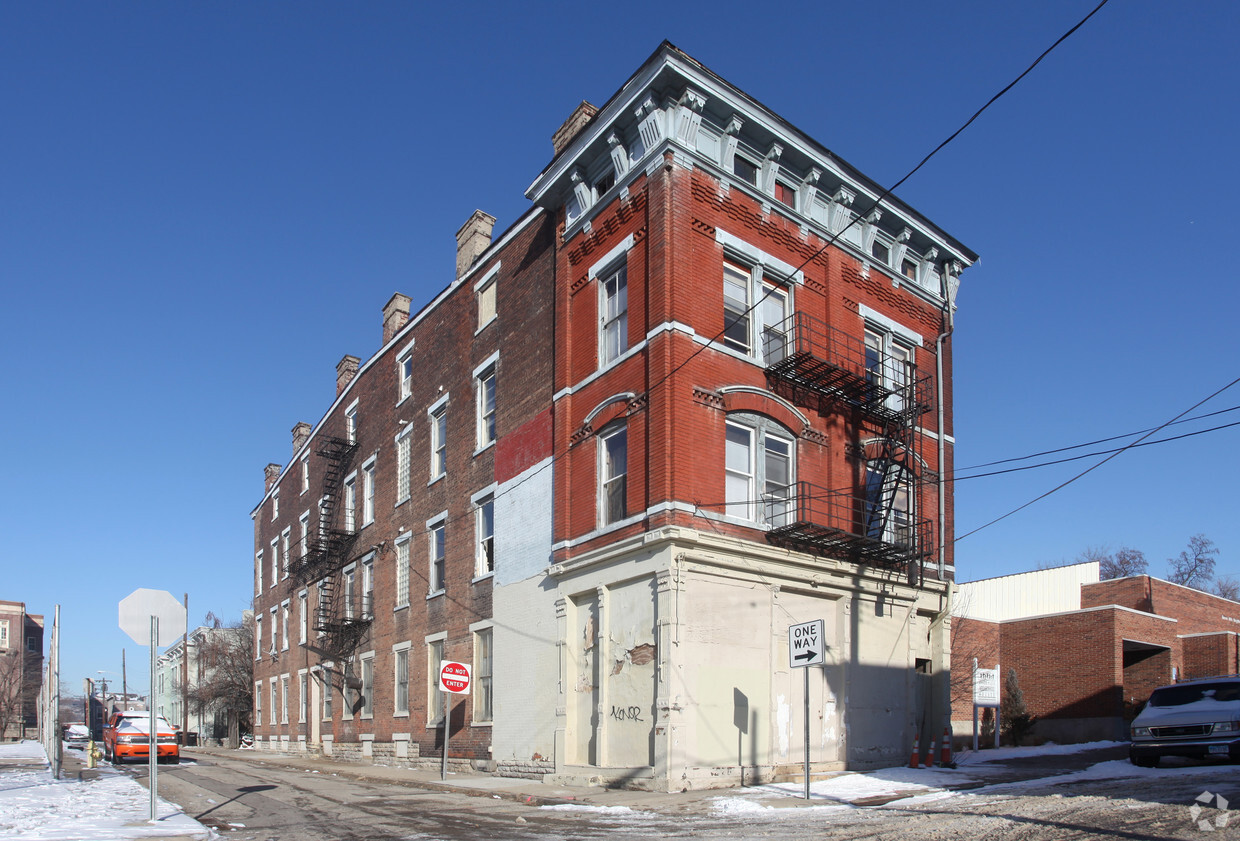 Primary Photo - 1721 Baymiller St