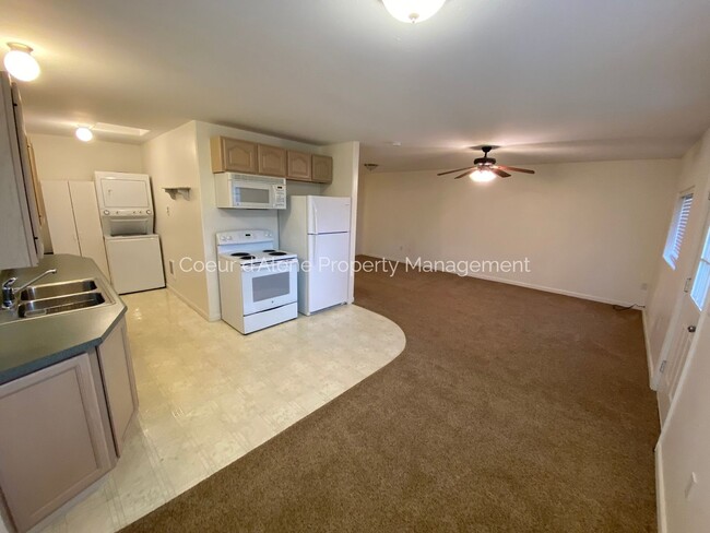 Building Photo - Studio House in Post Falls!