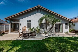 Building Photo - 729 Poinsettia Park S