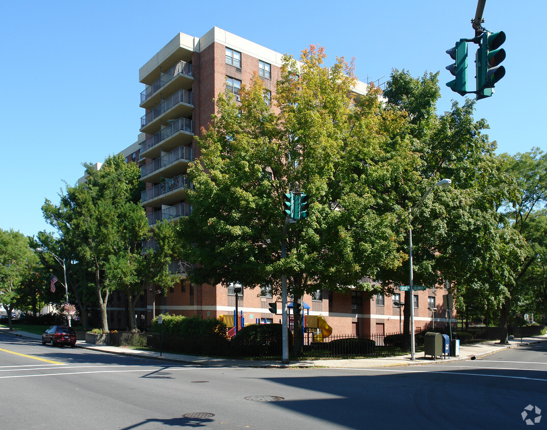 Primary Photo - Marble Hall Apartments