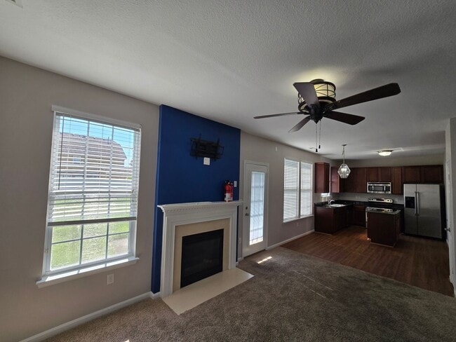 Building Photo - Two Story, 4 Bed, 2.5 Bath in the Stockbri...