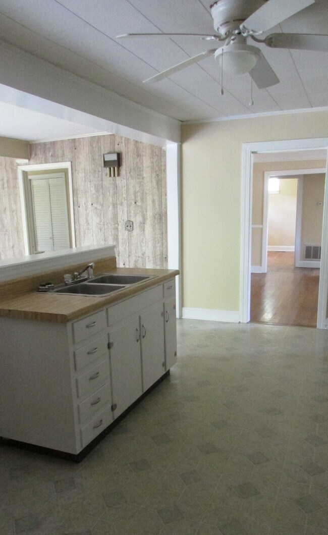 Building Photo - Coming Soon ! Charming 3 Bed, 2 Bath Home ...