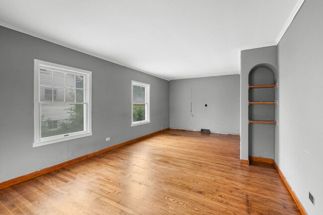 Building Photo - 296 E 148th Pl