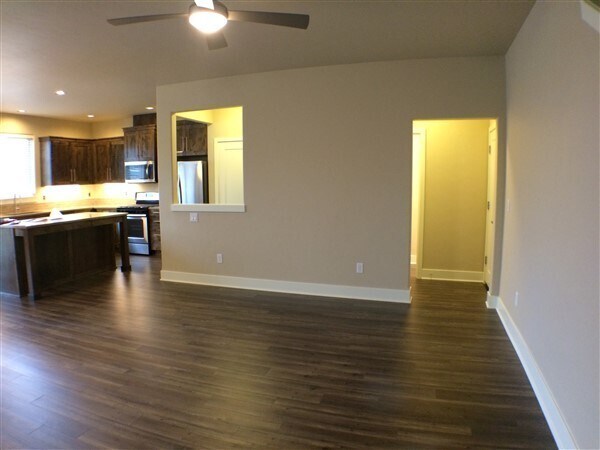 Foto del edificio - 63166-63166 NE Meridian Pl