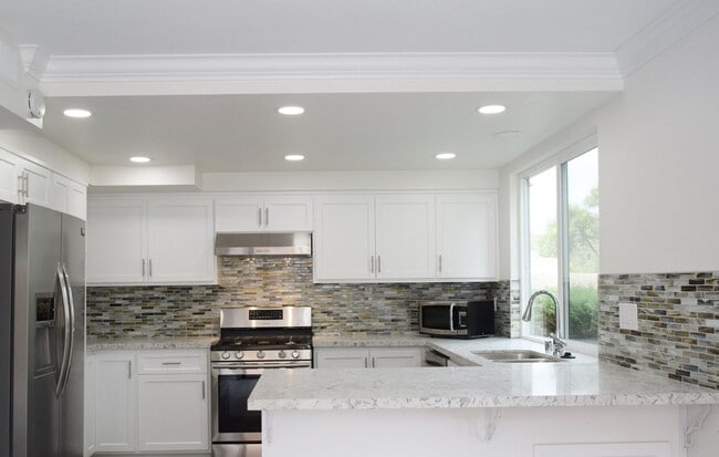 Building Photo - Flexible Lease Terms! Stunning 4BR/2.5BA Two-Story Renovated Townhome in UTC!