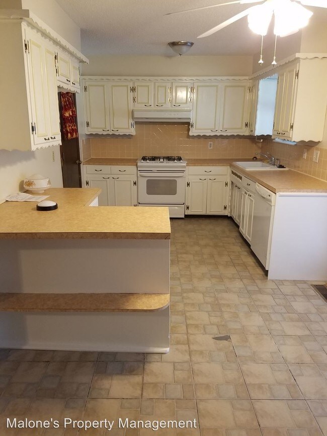 Building Photo - 4701 Woodview Dr