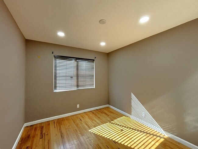 Building Photo - 3 Bedroom 2 Bathroom single Story home for...