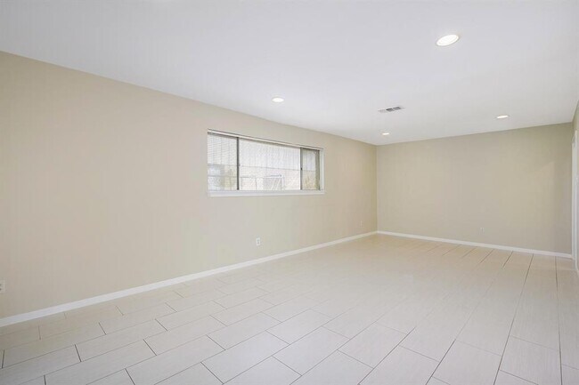 Building Photo - 9614 Beverly Hill St