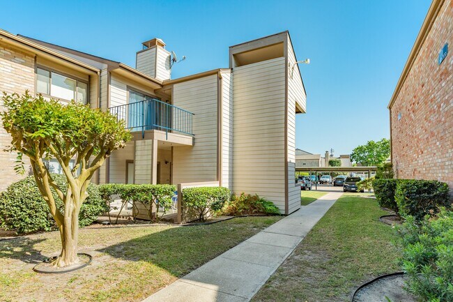 Foto del edificio - 7140 N Holiday Dr