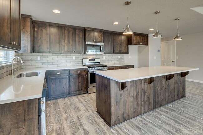 Building Photo - Gorgeous NW Redmond Home with View of the ...