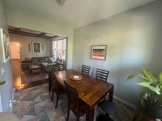 espacio de estar/comedor - 2249 W Iowa St