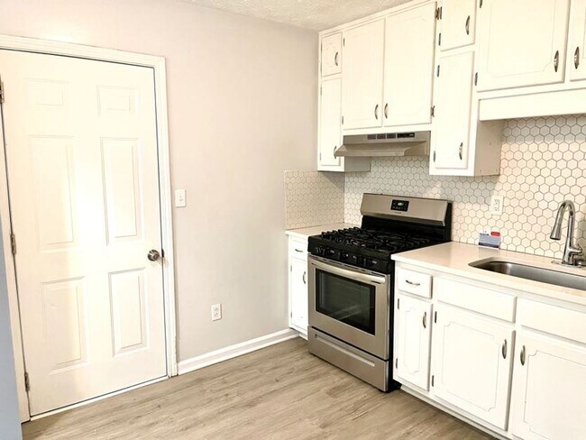 Foto del edificio - Welcome to this delightful 2-bedroom, 1-bathroom home in the charming city of McDonough, GA.