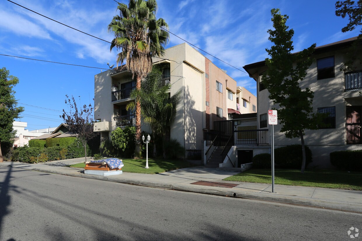 Primary Photo - 605 E Windsor Rd