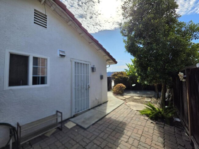 Foto del edificio - 2455 Fallingtree Dr
