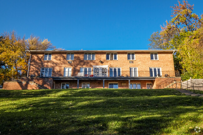 Building Photo - Greenwood Manor