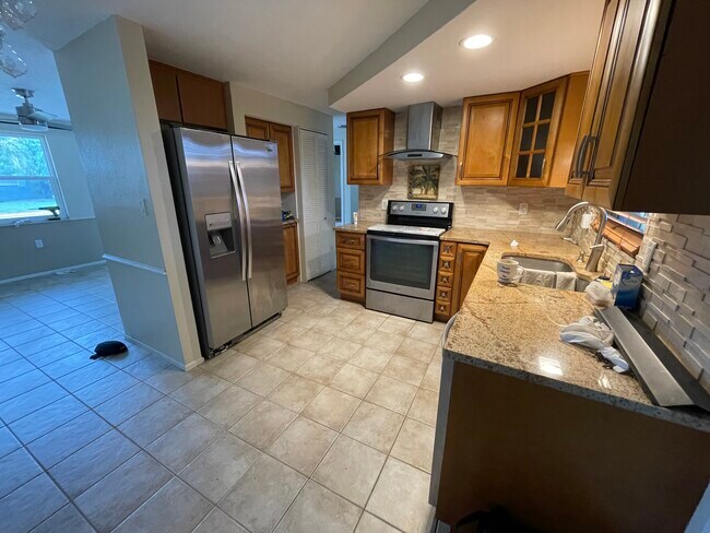 Building Photo - 7040 Brentwood Dr