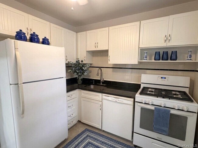 Foto del edificio - 72-31 Little Neck Pkwy
