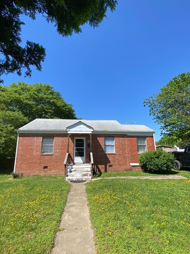Building Photo - Henrico County house! Large fenced back ya...