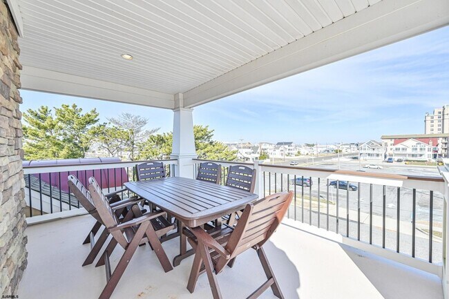 Building Photo - 400 17th St S