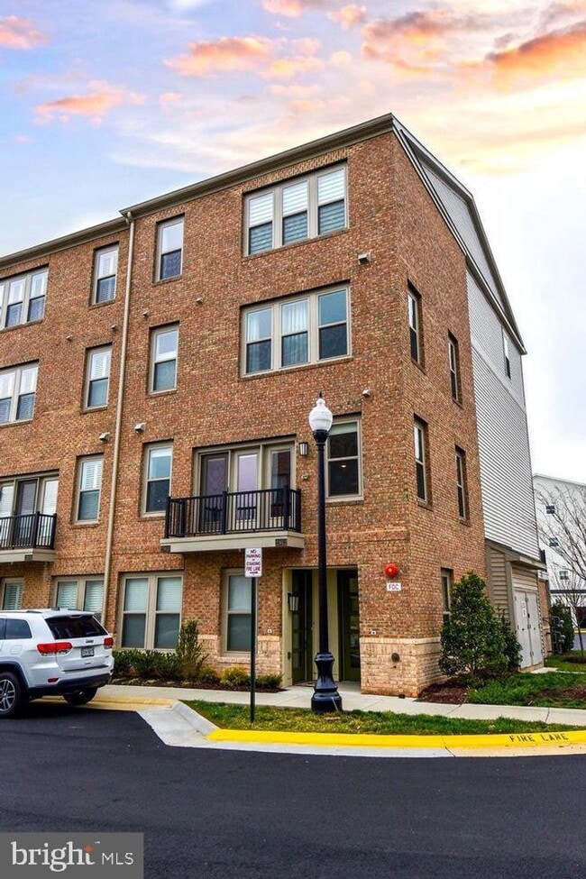 Building Photo - 4-Level Furnished townhome!