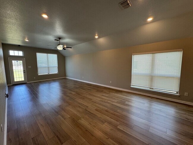 Foto del edificio - Beautiful Private Midway ISD Home