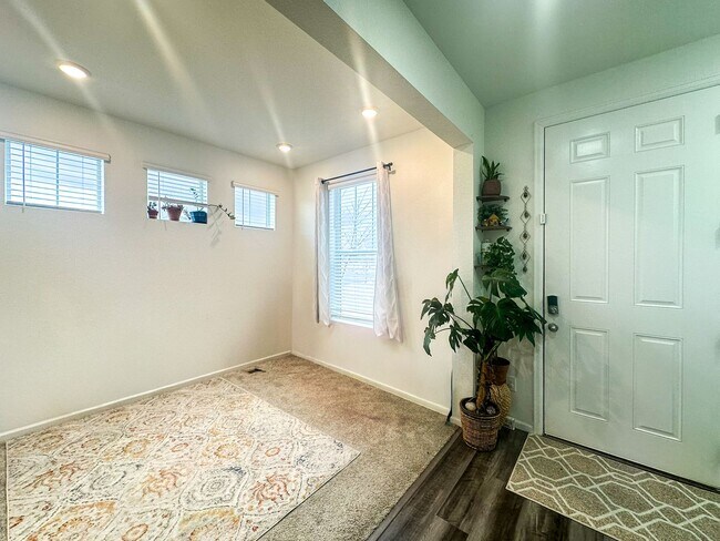 Foto del edificio - CORNER PAIRED HOME ACROSS THE PARK!