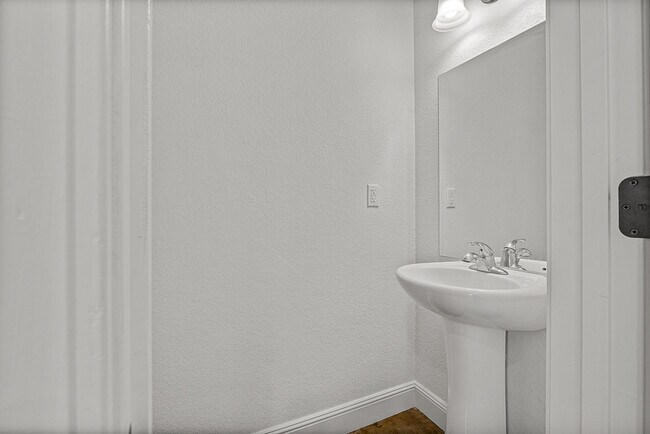 Foto del edificio - 4909 Reserve Blvd