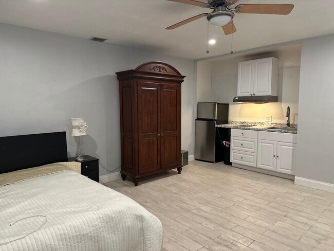 Building Photo - 6820 Scott St