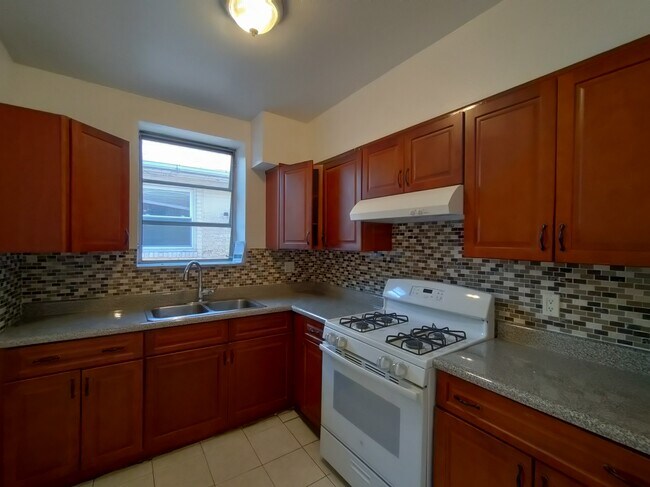 Foto del edificio - 2131 E 8th St