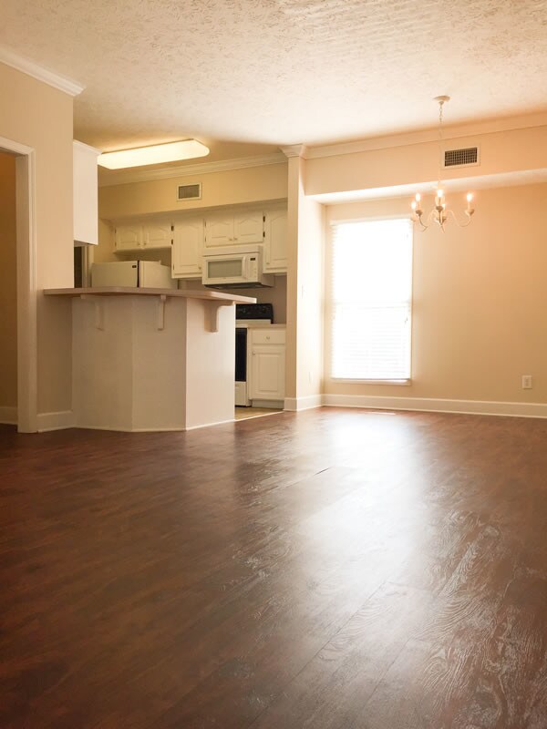 Open floor plan w/kitchen off living/dining - 1829 Norman Bridge Rd