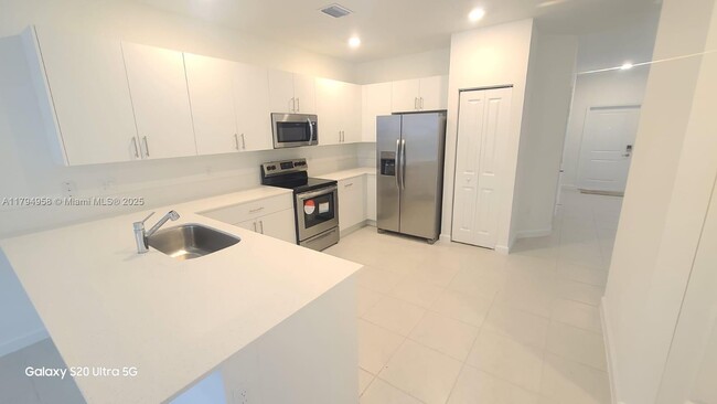 Building Photo - 226 SW 159th Ct