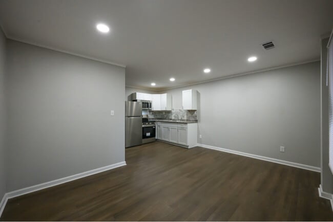 Building Photo - 175 E Charles St