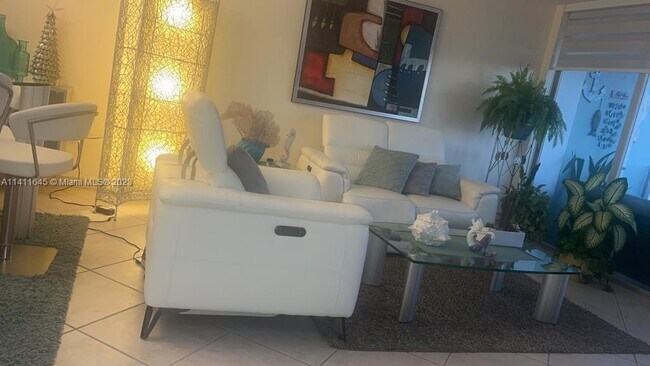 Foto del edificio - 5838 Collins Ave