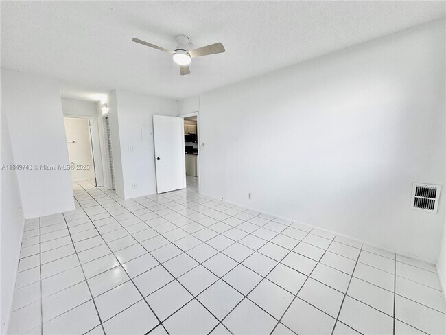 Foto del edificio - 2401 Riverside Dr