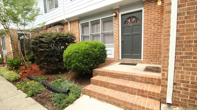 Super Peaceful 2 Bedroom / 2 Bathroom Town... - Super Peaceful 2 Bedroom / 2 Bathroom Town... House
