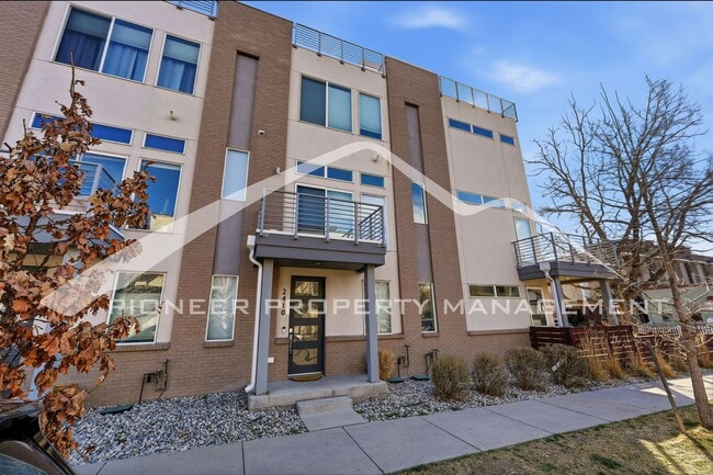Building Photo - Townhome in the Highlands!