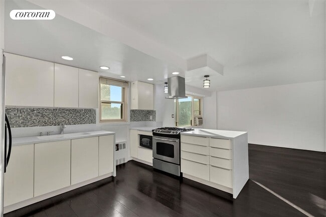 Building Photo - 900 W 190th St