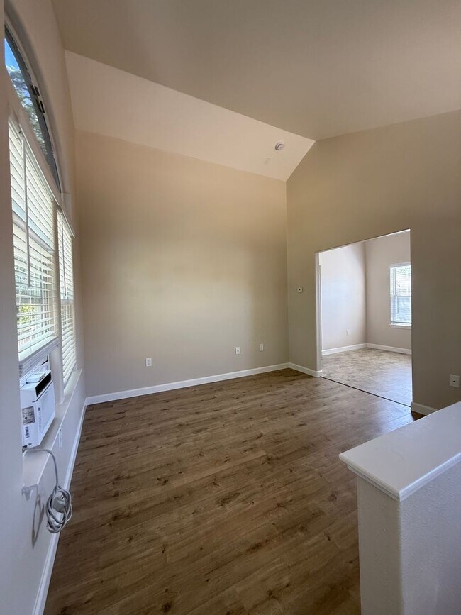 Foto del edificio - 1208 Hidden Creek Pl