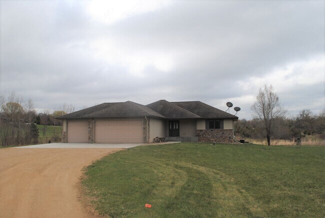 Building Photo - Great 4 bedroom 3 bathroom home in Hudson