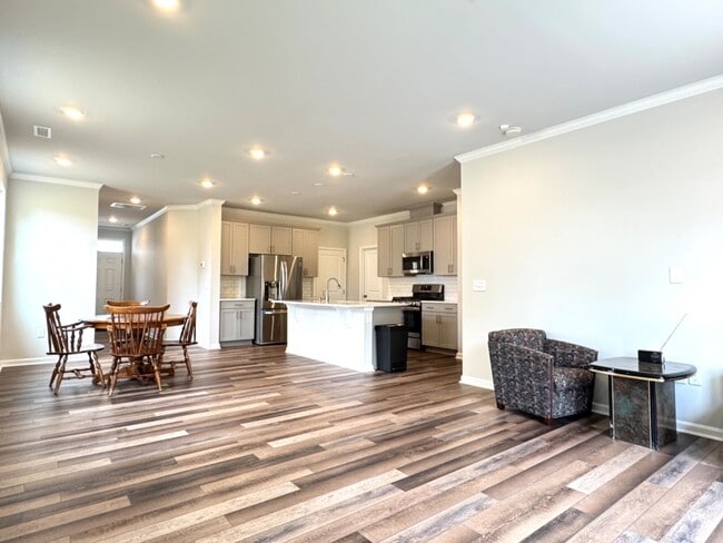 Building Photo - 4 Bedroom End Unit Townhome Almost New