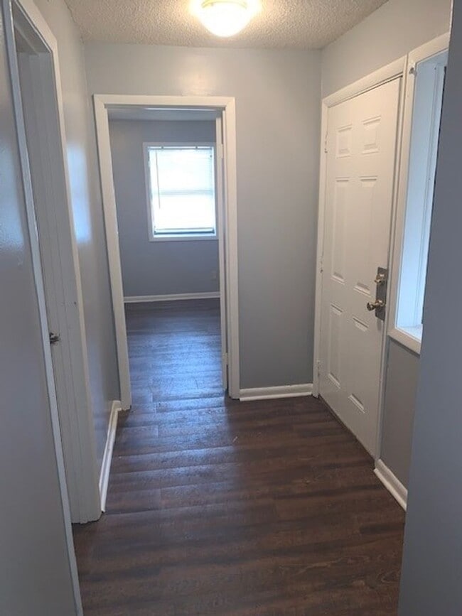 Building Photo - 2 Bedroom/2 Bath Townhome