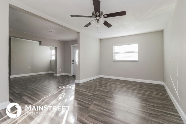 Building Photo - 2121 Camellia Dr