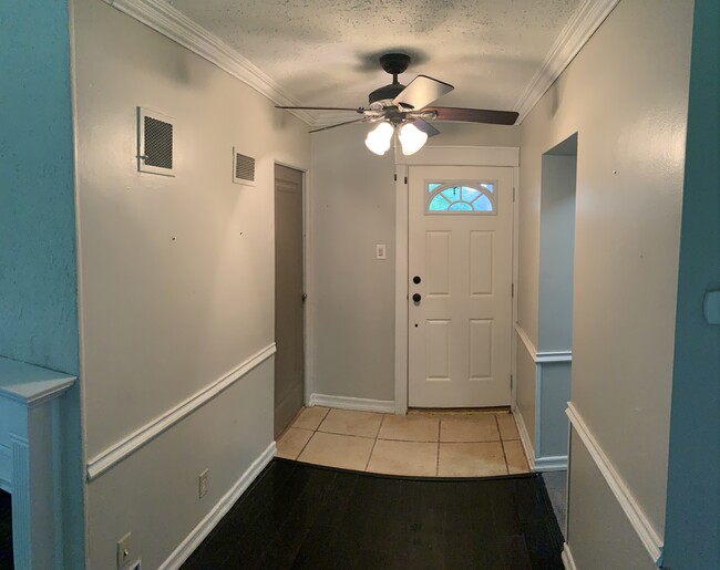 Entryway - 1318 N Lafayette Blvd